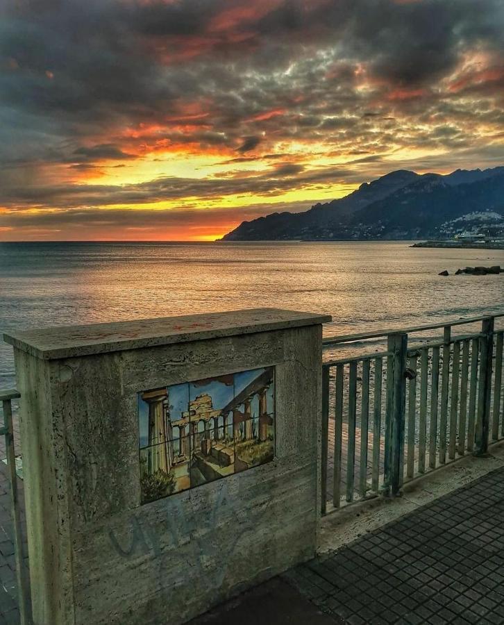 Апартаменты Salifornia Casa Vacanze Салерно Экстерьер фото