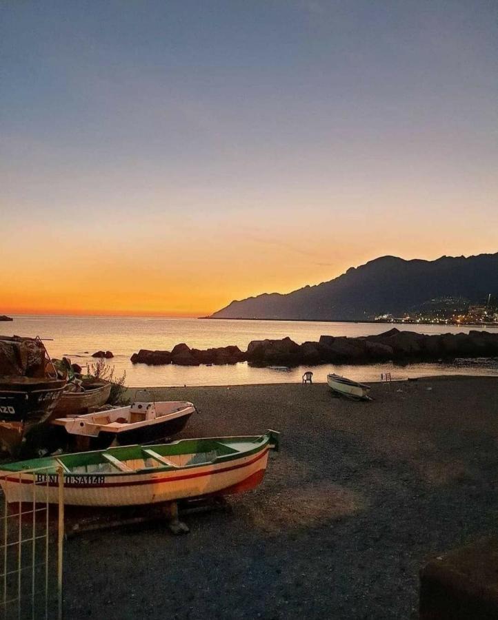 Апартаменты Salifornia Casa Vacanze Салерно Экстерьер фото